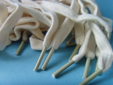 lacet de coton blanc plat creux avec pointes en plastique