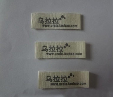fin coton plié cou étiquette avec logo imprimé