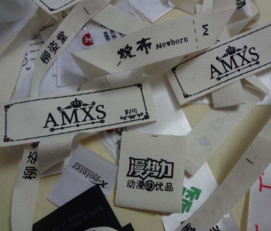 étiquettes de vêtements imprimés faits de coton et satin