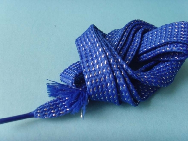 cordon tresse plate metaillic bleu pour chaussures ou vêtements